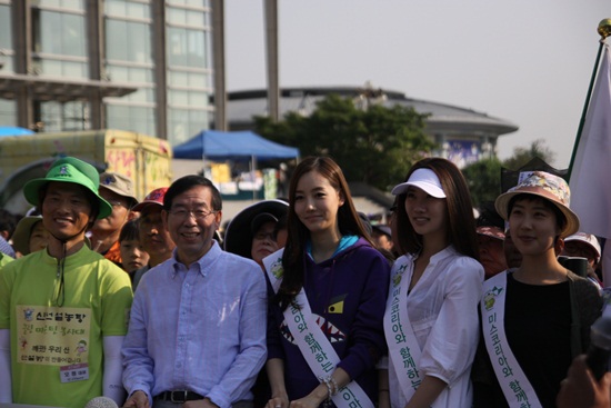 왼쪽부터 신선설농탕 오청 대표, 박원순 서울시장, 미스코리아 2011