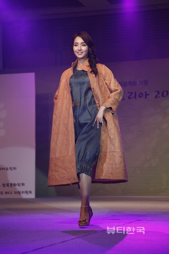 제주 갈옷 패션쇼 중 프로 같은 모습의 김유미