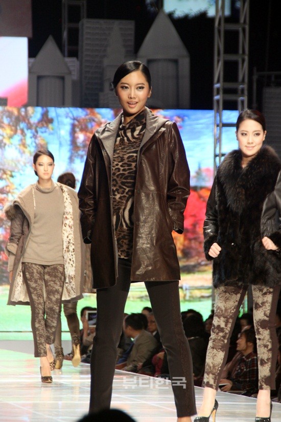 패션쇼 무대위에 모인 2012 미스코리아들