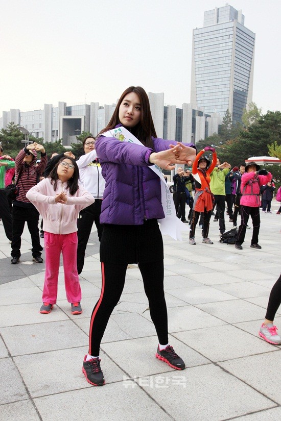 걷기 대회에 앞서 스트레칭을 하는 2012 미스코리아 진 김유미