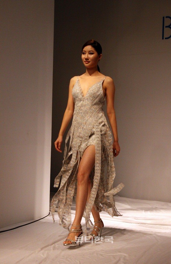 2012 서울패션위크 백지애 디자이너의 무대에서 워킹을 선보이는 미스코리아 2011 미 공평희