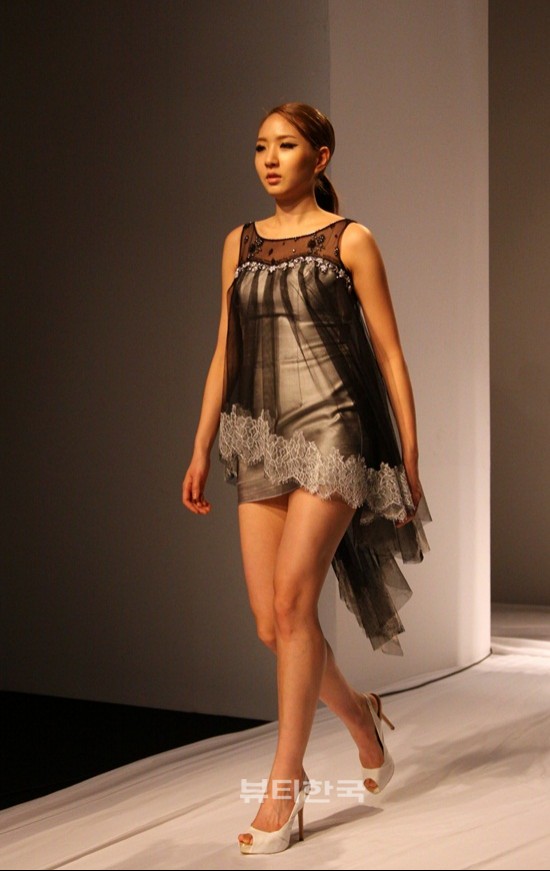 2012 서울패션위크 백지애 디자이너의 무대에서 워킹을 선보이는 미스코리아 2012 LA 진 서은진