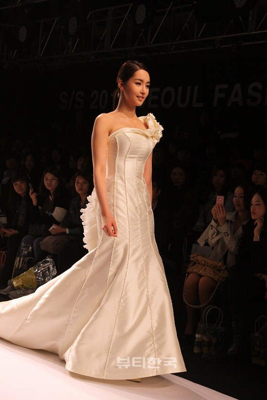 2012 서울패션위크 백지애 디자이너의 무대에서 워킹을 선보이는 미스코리아 2012 진 김유미