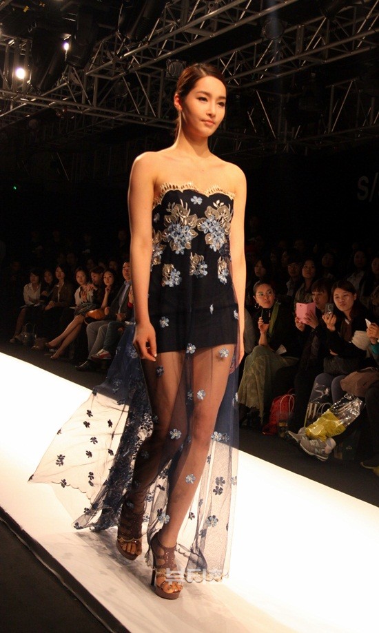 2012 서울패션위크 백지애 디자이너의 무대에서 워킹을 선보이는 미스코리아 2012 진 김유미