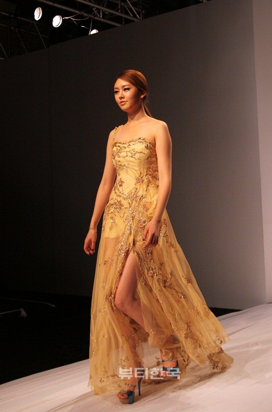 2012 서울패션위크 백지애 디자이너의 무대에서 워킹을 선보이는 미스코리아 2011 선 김이슬