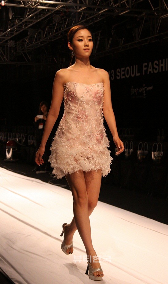2012 서울패션위크 백지애 디자이너의 무대에서 워킹을 선보이는 미스코리아 2012 뉴욕 진 정수미