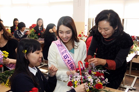 꽃사랑 청소년 꽃꽂이 교실에 함께한 2012 미스코리아 진 김유미