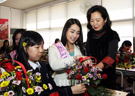 선생님들과 함께 꽃꽂이를 체험중인 창덕여중 학생과 미스코리아 진 김유미