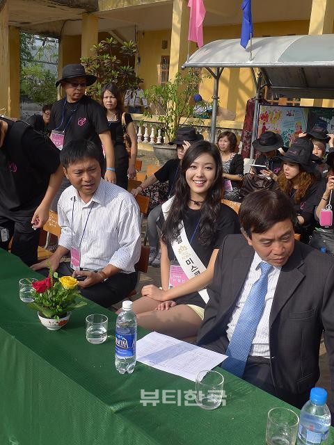 베트남 하이즈엉 박안초등학교 스승의날 행사 참석중인 이정빈