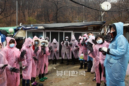 연탄 나르기 행사에 참여한 고운미소네트워크 임직원들