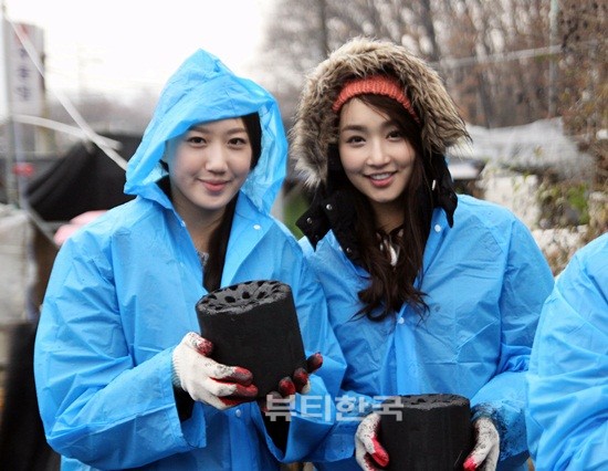 차가운 빗속에서도 연탄 나르기 봉사에 한창인 미스코리아 미 김태현, 진 김유미