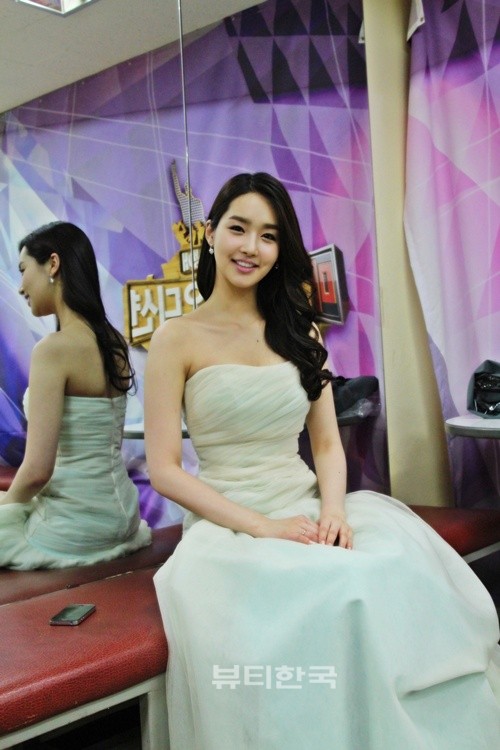 대기실에서 아름다운 미소를 띄며 웃고 있는 김유미