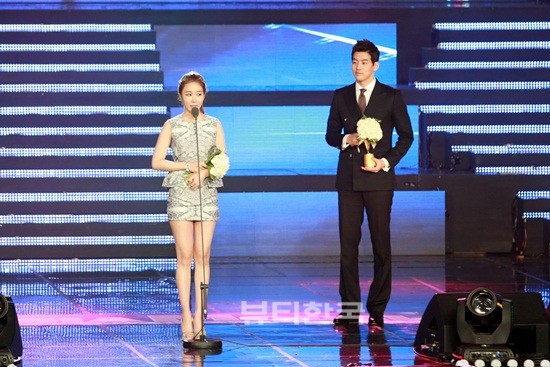 2013 아시아 모델 시상식 인기스타상을 수상한 유인나, 이상윤