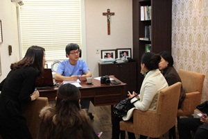 ▲ 서만군 대표원장이 한국관광공사 안내로 찾은 중국 의료관광객들과 상담하고 있다