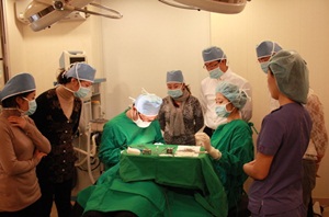 ▲ 중국의사회 회원들이 단체로 JW정원성형외과의 수술현장을 참관하고 있다