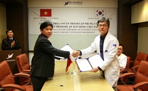 ▲ 서만군 대표원장(오른쪽)과 베트남과의 성형의료지원 MOU체결