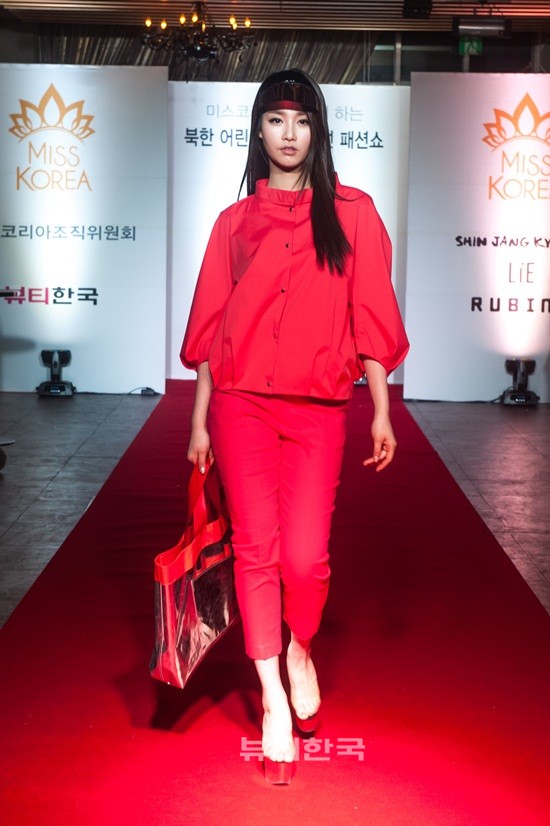 신장경 디자이너의 2013 SS 패션쇼에서 2012 미스코리아 진 김유미가 워킹을 하고 있다