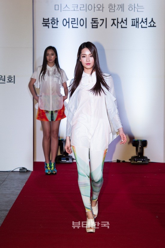 이상봉 하우스브랜드 라이 2013 SS 패션쇼에서 2012 미스코리아 진 김유미가 포즈를 취하고 있다
