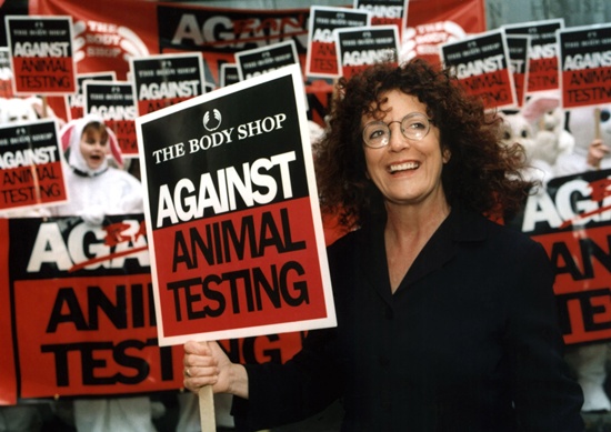 ▲ 더바디샵의 창업자 고(故) 아니타 로딕(Anita Roddick)의 동물실험반대를 위한 가두 캠페인 현장