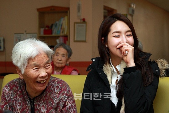 ▲ 노인분들과 이야기를 나누며 즐거워하는 2012 미스코리아 진 김유미