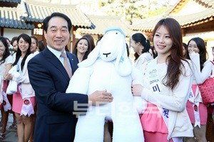 ▲ 최홍집 대표이사와 하이원 백일장 우승자