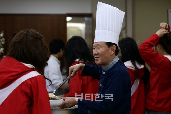 ▲ 합숙기간 동안 참가자들의 영양을 책임진 김남일 조리장