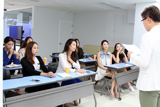 ▲ 김현욱 아나운서 주식회사 대표에게 스치피 교육을 받는 2013 미스코리아들