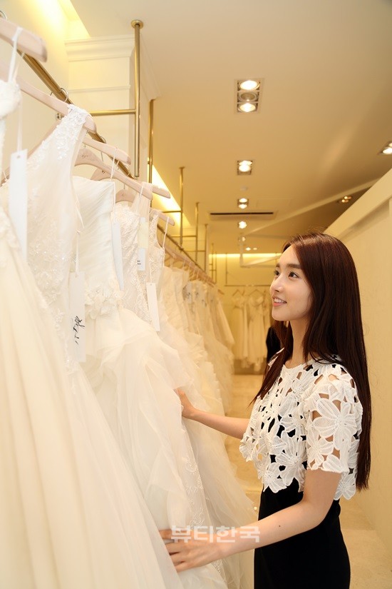 ▲ 미스유니버스 대회를 위해 드레스를 살펴보고 있는 김유미