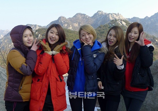 ▲ 미스코리아 걸그룹 케이걸즈(K-Girls)가 지난 4일 미스코리아조직위원회, 뷰티한국과 함께 북한산 등반길에 올랐다