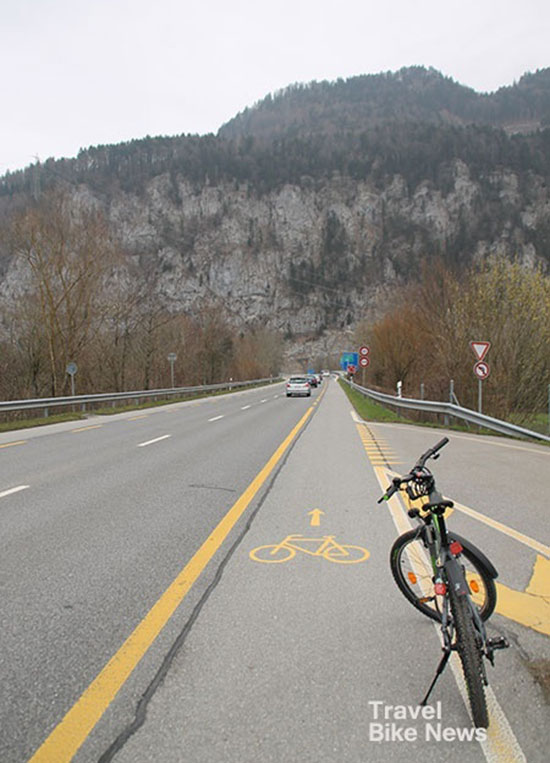 ▲  외곽도로에도 자전거 전용도로표시가 되어 있어 처음 자전거 여행을 하는 데 불편함이 없다.