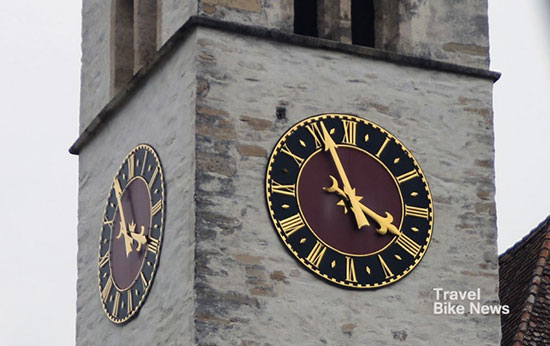 ▲  스위스는 시계로 유명한 곳이다. 인터라켄 시내에 있는 성당의 시계탑에도 그 명성을 그대로 심어 놓은 듯 하다.