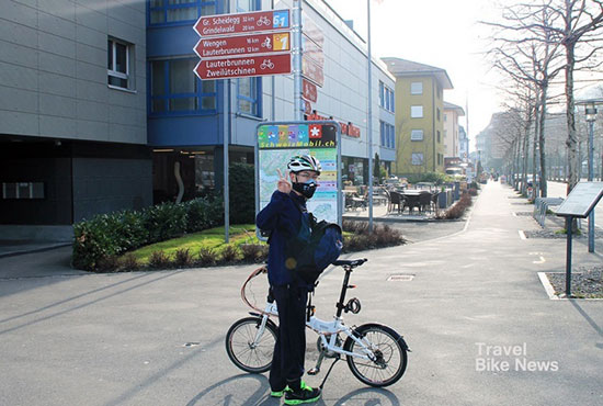 ▲  한 달 동안 스위스 및 유럽 지역을 자전거로 여행하고 있다는 중국인 여행자. 그 뒤로 보이는 자전거 표시판에는 지명과 거리가 자세히 적혀 있다.