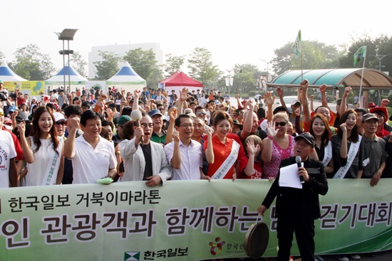  ▲사진= 24일 오전 8시 2014 미스코리아 7인이 참가한 한국일보 거북이 마라톤대회가 참가자들의 환호 속에 막을 올렸다.