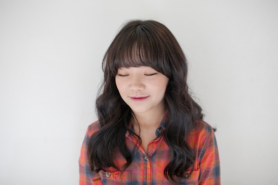 ▲ 곱슬기가 많은 한국 여성의 모발과도 잘 어울리는 티파니의 글래머러스 웨이브 헤어(사진제공=마끼에)
