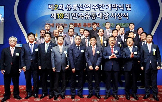 ▲ 티켓몬스터 하성원 최고운영책임자(COO)가 지난 20일 코엑스에서 개최된 한국유통대상 시상식에서 윤상직 산업통상자원부장관으로부터 장관표창을 수상했다