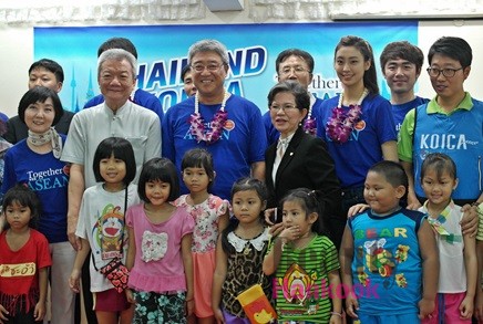 ▲ 한태우호문화축제 Together with ASEAN 프로그램 '빈민가 어린이들 위한 봉사활동'