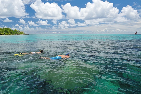 ▲ 사진=끝없이 펼쳐지는 화이트 비치, 오염되지 않은 푸른 바다가 펼쳐지는 몰디브는 스노쿨링, 스킨스쿠버등 다양한 수상레포츠를 즐길 수 있다