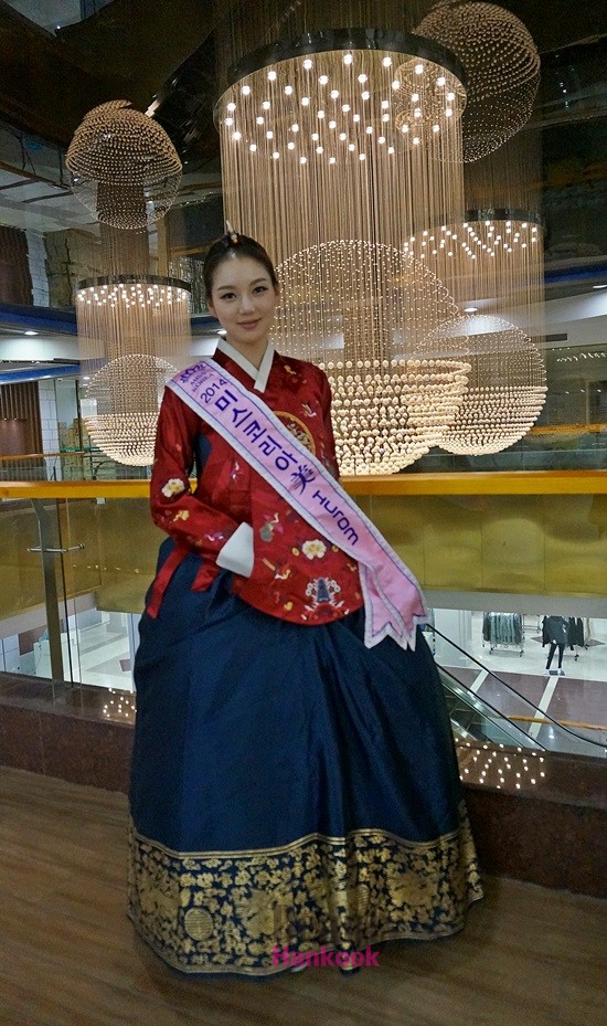 ▲ 한국전통 의복인 당의를 입고 모습을 드러낸 단아한 모습의 이사라