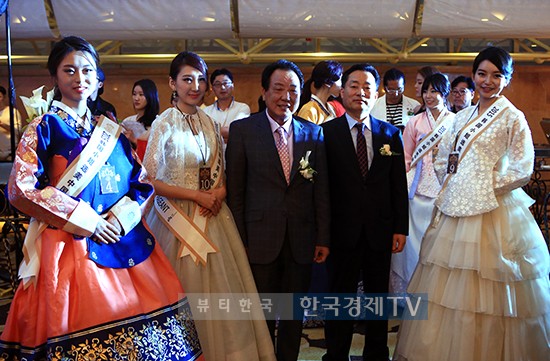 ▲ 뷰티한국 김원식 대표와 중국 대회 관계자, 중국 지역 예선 후보자들