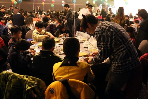 ▲ 더케이호텔서울 가야금홀에서 열린 “제19회 사랑의 송년잔치 행사”에 참여한 어린이들이 자원봉사자들의 지도 아래 탁상시계를 만들고 있다