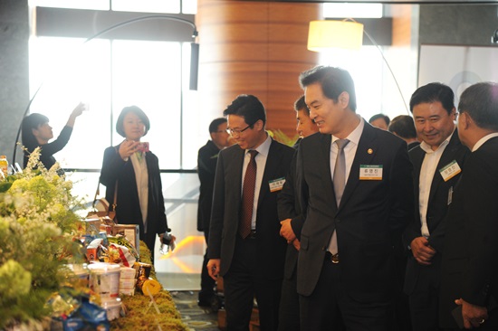 ▲ 류영진 처장(오른쪽 세번째)이 4월12일 서울 콘래드호텔에서 열린 '제6회 서울국제식품포럼'에 참석, 관련 전시제품을 들러 보고 있다.