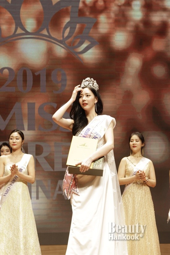 ▲ 2019 미스코리아 중국 선발대회에서 참가번호 8번 이승혜가 진의 영광을 차지했다