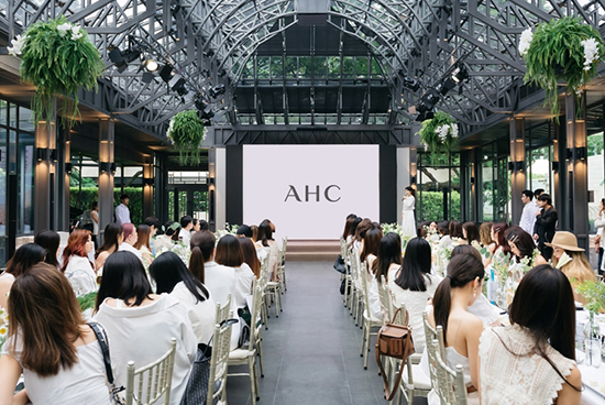 ▲ AHC는 지난 25일 태국 공식 런칭을 기념해 방콕에 위치한 나이럿파크(Park of Nai Lert)의 더 글래스 하우스(The Glass House)에서 런칭 행사를 개최했다.