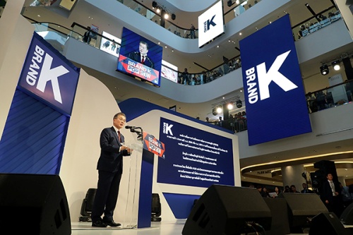 ▲ 문재인 대통령이 지난 9월 2일 태국 방콕에서 열린 ‘BRAND K’ 런칭 행사에 참석해 축사를 하고 있다.(사진-청와대)