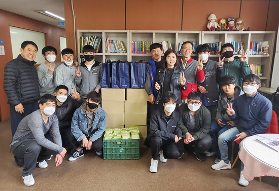 ▲ 강원도 춘천 해솔직업사관학교 교직원, 학생들과 함께(4월27일. 사진=세계탈북여성지원연합)