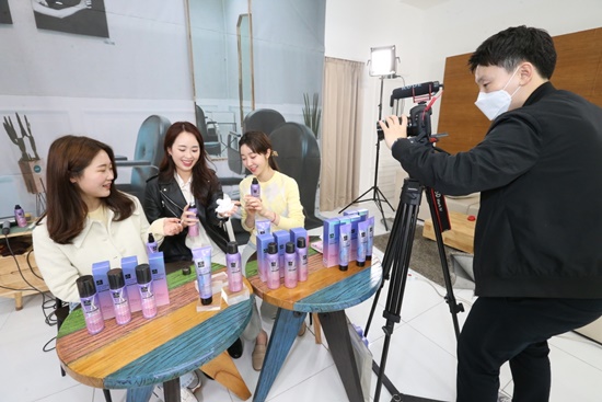 ▲사진=LG생활건강 내추럴 뷰티크리에이터들이 서울 시내 한 스튜디오에서 라이브커머스 현장 실습에 참여하고 있다.