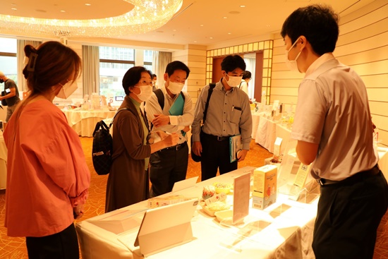  ▲사진='K-Lifestyle in Japan' 전시상담회에서 일본 바이어가 국내기업의 제품 샘플을 보면서 KOTRA 관계자에게 상세한 사양을 문의하고 있다.