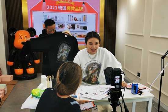  ▲사진=한국무역협회가 21일 중국 최대 전자상거래 플랫폼 타오바오에서 ‘국내 소비재 라이브커머스 특별전’을 진행했다.