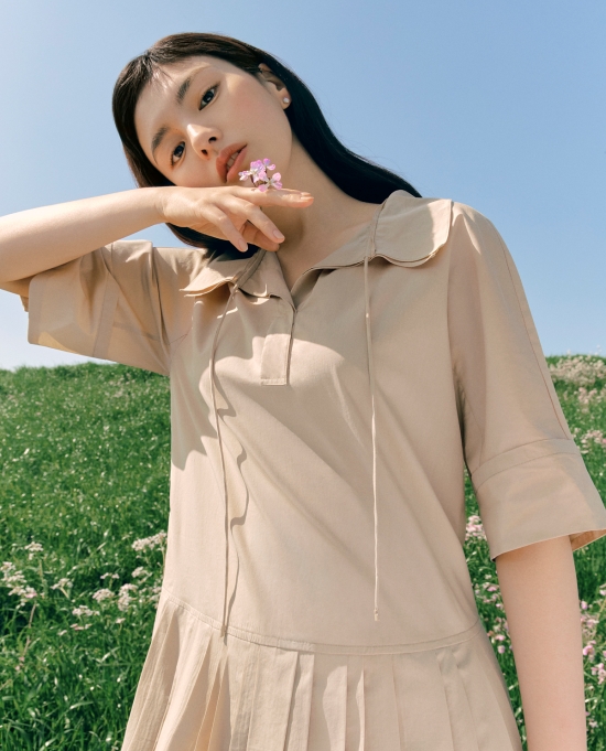 ▲ 닥스(DAKS)가 다가오는 여름을 맞아 신규 여성 컬렉션을 선보이고 이를 기념해 브랜드 모델로 활약 중인 배우 김용지와 함께한 2022년 여름 패션 화보를 공개했다./사진제공=LF