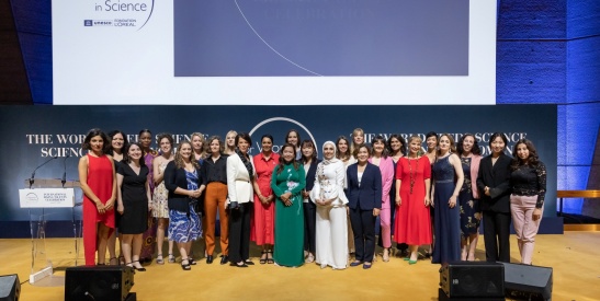 ▲ 사진=23일(프랑스 현지 시간) 프랑스 파리에서 열린 ‘2022 로레알-유네스코 세계여성과학자상’ 시상식에 참석한 여성과학자들과 관계자들
